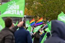 Des pro PMA agitent des drapeaux aux couleurs LGBT pour marquer leur opposition au point de vue d'un groupe de manifestants anti PMA (drapeaux verts), le 10 octobre 2020 à Rennes