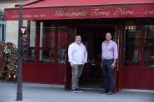 Les propriétaires du restaurant Terra Nera, Johann Baranes (d) et Valerio Abate (g), à Paris, le 8 juin 2021