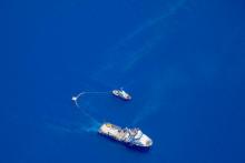 Photo fournie par l'Armée de l'Air de deux bateaux qui récupèrent des hydrocarbures au large de Solenzara