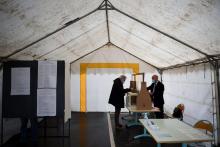 Un homme dépose son bulletin de vote dans un bureau de vote du centre de la France, pour le second tour des élections régionales, le 27 juin 2021