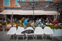 Une terrasse de restaurant à Sauzon, à Belle-Ile-en-Mer, en Bretagne, le 20 mai 2021