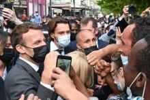 Le président Macron retourne au contact du public dans les rues de Valene le 8 juin 2021 peu après avoir été giflé par un homme