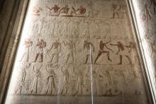 Séries décoratives dans la chapelle du mastaba d'Akhethotep au département des antiquités égyptiennes du musée du Louvre, le 24 juin 2021 à Paris