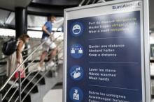 Un panneau d'information rappelant les consignes sanitaires à l'aéroport de Basel-Mulhouse Euroairport, le 4 août 2020 à Saint-Louis, dans le Haut-Rhin