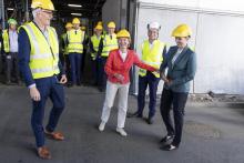 La présidente de la Commission Ursula von der Leyen (au centre) visite une centrale thermique à Hvidovre, au Danemark le 17 juin 2021, avec notamment la Première ministre danoise Mette Frederiksen