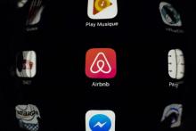 Photo d'illustration prise le 19 avril 2018 à Paris montrant l'application Airbnb sur un smartphone