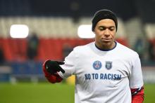 L'attaquant du Paris SG Kylian Mbappé avec un T-shirt "No to racism" (Non au racisme) à l'échauffement le 9 décembre 2020 avant la reprise du match de Ligue des champions contre Basaksehir Istanbul in