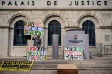 Mobilisation le 29 juin 2021 devant le palais de justice de Valence (Drôme), où comparaissent 34 membres de l'ONG Greenpeace, poursuivis pour s'être introduits sur le site d'une centrale nucléaire