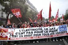 Une banderole est déployée lors d'une manifestation nationale pour défendre un service public de l'énergie, le 22 juin 2021 à Paris