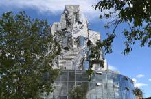 La tour de l'architecte Frank Gehry aux 11.000 panneaux d'inox, phare du campus de la Fondation Luma, le 24 juin 2021 à Arles