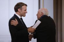Emmanuel Macron et Edgar Morin lors d'une cérémonie à Elysée, à Paris le 8 juillet 2021