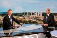 Le Premier ministre Jean Castex (d) et le journaliste Jacques Legros lors du 13H de TF1, le 21 juillet 2021 à Paris