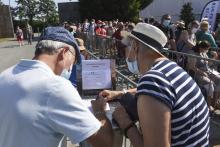 Des visiteurs du Puy du Fou répondent à un questionnaire devant un centre de dépistage du Covid-19, le 21 juillet 2021