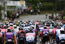 Le peloton du Tour de France encadré par des spectateurs lors de la première étape reliant Brest à Landerneau, le 26 juin 2021