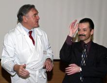 Le professeur Jean-Michel Dubernard et Denis Chatelier, dont il avait greffé les deux mains, en janvier 2003 à Lyon, trois ans après cette première mondiale
