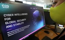 Une femme regarde le site du logiciel d'espionnage Pegasus de la société israélienne NSO le 21 juillet 2021 à Nicosie