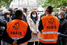 La maire de Paris, Anne Hidalgo, visite les Jardins d'Eole à Paris où les toxicomanes continuent d'errer le 30 juin 2021