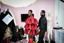 Le couturier d'origine camerounaise Imane Ayissi lors du tournage pour sa collection haute couture à Paris, le 3 juillet 2021