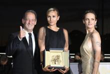 La réalisatrice Julia Ducournau récompensée par la Palme d'or pour son film "Titane", le 17 juillet 2021 au Festival de Cannes
