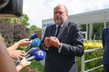 Le ministre de la Justice Eric Dupond-Moretti a signé le 19 juillet 2021 à Beauvais un bon de commande avec Orange de 1.000 téléphones grave danger supplémentaires destinés aux victimes de violences c