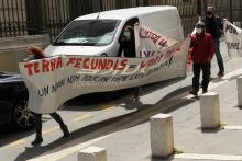 Des manifestants brandissent une banderole devant le tribunal de Marseille, le 17 mai 2021, au premier jour du procès Terra Fecundis