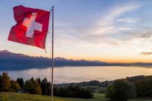 Un drapeau suisse flotte au-dessus du lac de Genève, le 5 octobre 2017