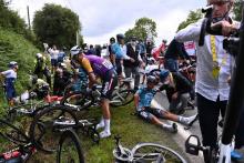 Plusieurs coureurs sont pris en charge par le staff médical après une chute lors de 1ère étape du Tour de France entre Brest et Landerneau, le 26 juin 2021