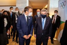 Le président français Emmanuel Macron (g) et le président du CIO, Thomas Bach, le 23 juillet 2021 à Tokyo avant la cérémonie d'ouverture des JO
