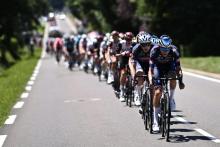 Le peloton du Tour de France lors de la 19e étape reliant Mourenx, dans les Pyrénées-Atlantique, à Libourne en Gironde, le 16 juillet 2021