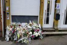 Des fleurs déposées, le 26 mai 2021 à Hayange, près d'une photo de la jeune femme tuée dans la rue à coups de couteau par son compagnon dans la nuit du 23 au 24 mai 2021