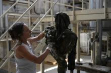 La sculptrice Frédérique Nalbandian réalise un buste fait de tissus et de savon de Marseille dans la plus ancienne savonnerie de Marseille le 22 juillet 2021