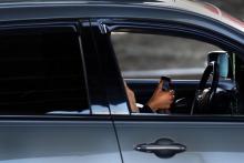"Des résultats effrayants": 8% des automobilistes et 14% des chauffeurs de poids-lourds tiennent leur téléphone en main en conduisant, selon une observation des conducteurs en immersion dans le trafic
