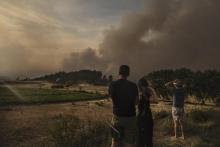 L'incendie qui s'est déclaré dans la montagne d'Alaric vu depuis la commune de Fabrezan (Aude) le 24 juillet 2021