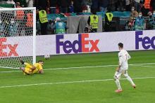 Le gardien de but italien Gianluigi Donnarumma stoppe le pénalty de l'attaquant espagnol Alvaro Morata, lors des tirs au but remportée par la Squadra Azzurra en demi-finale de l'Euro 2020, le 6 juille