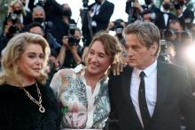 Catherine Deneuve, la réalisatrice Emmanuelle Bercot et Benoit Magimel lors de la montée des marches avant la projection de "De Son Vivant", le 10 juillet 2021 à Cannes