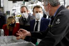 Emmanuel Macron le 28 juin 2021 à l'usine Renault de Douai, dans le Nord, près de laquelle AESC, filiale du groupe chinois de technologies vertes Envision, fabriquera des batteries