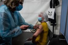 Jocelyne reçoit la 100.000e dose de vaccin contre le Covid-19 au vaccinodrome de Lyon-Gerland le 23 avril 2021