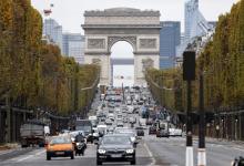 Des automobilistes sur l'avenue des Champs-Elysées, le 30 octobre 2020 à Paris