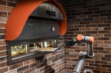 Le robot pizzaiolo de la start-up Pazzi au travail dans le quartier de Beaubourg, à Paris, le 1er juillet 2021