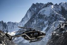 Un hélicoptère du Peloton de gendarmerie de haute-montagne (PGHM) survole le massif du Mont-Blanc en septembre 2015, près de Chamonix