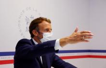 Le président Emmanuel Macron préside le 11 août 2021 un conseil de défense sanitaire depuis le Fort de Brégançon