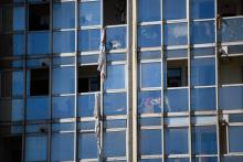 Des draps noués sur la façade de l'immeuble de la cité "Les flamants" pour tenter d'échapper à l'incendie, le 17 juillet 2021 à Marseille