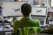 Un employé d'Aura Aero travaille au développement d'un avion sans émission de CO2 dans les bureaux de l'entreprise à Cugnaux, près de Toulouse, le 24 août 2021
