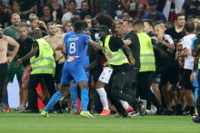 Des supporteurs niçois envahissent le terrain lors du mach contre Marseille, le 21 août 2021 à l'Allianz Riviera