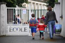Des enfants arrivent dans une école élémentaire de La Rochelle, en Charente-Maritime, le 4 septembre