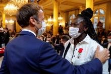 Emmanuel Macron remet la Légion d'Honneur à la judoka Clarisse Agbegnenou lors d'une cérémonie en honneur aux athlètes médaillés des Jeux de Tokyo, à l'Elysée, à Paris,le 13 septembre 2021