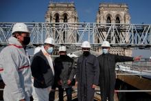 Emmanuel Macron, Jean-Louis Georgelin et l'archevêque de Paris Michel Aupetit visitent le chantier de Notre-Dame de Paris le 15 avril 2021