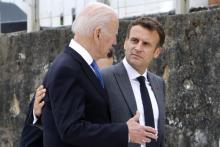 Les présidents américain Joe Biden et français Emmanuel Macron le 11 juin 2021 au sommet du G7 à Carbis Bay, en Cornouailles