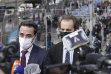 Le ministre délégué aux Transports Jean-Baptiste Djebbari (à gauche), lors d'une conférence de presse sur le pass sanitaire à la Gare de Lyon, à Paris, le 9 août 2021