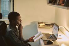 Un étudiant africain lit devant son ordinateur (photo d'illustration) 